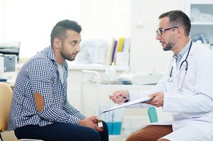 Arzt berät männlichen Patienten