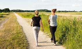Frauen gehen spazieren