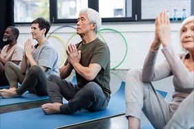 Senioren beim Yoga