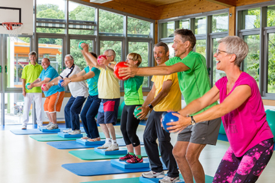 Reha-Patienten bei der Gymnastik